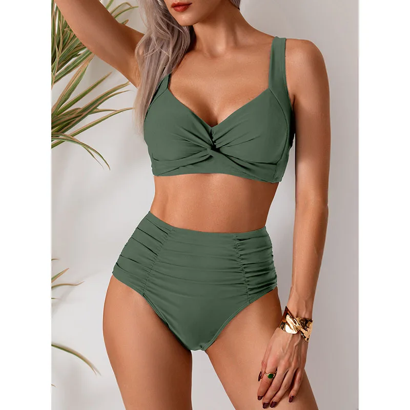 Ropa de baño de talle alto con detalle de giro. Bikini cómodo y chic para la playa.