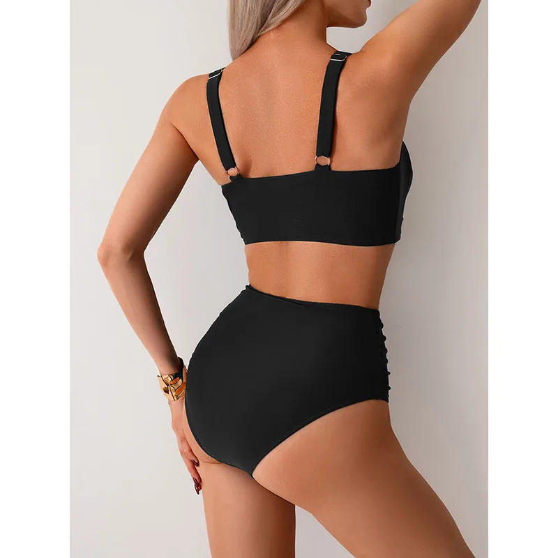 Bikini de playa talle alto. Ropa de baño para mujer con diseño de giro, muy chic.