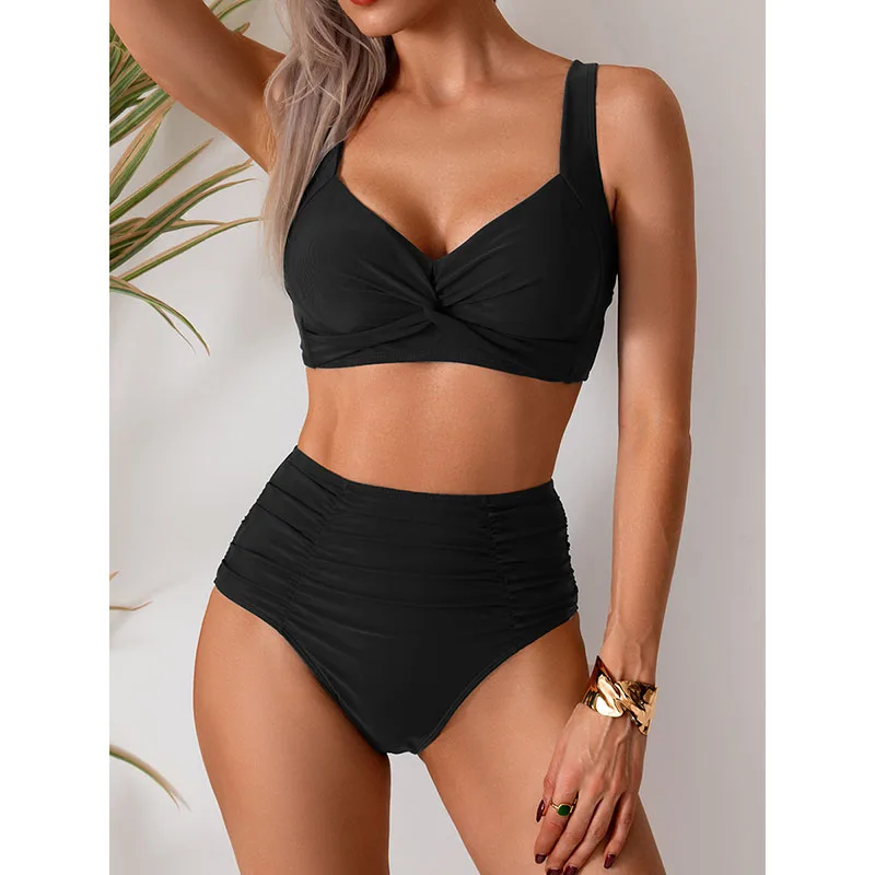 Traje de baño femenino de talle alto. Diseño girado, estilo elegante y máximo confort.