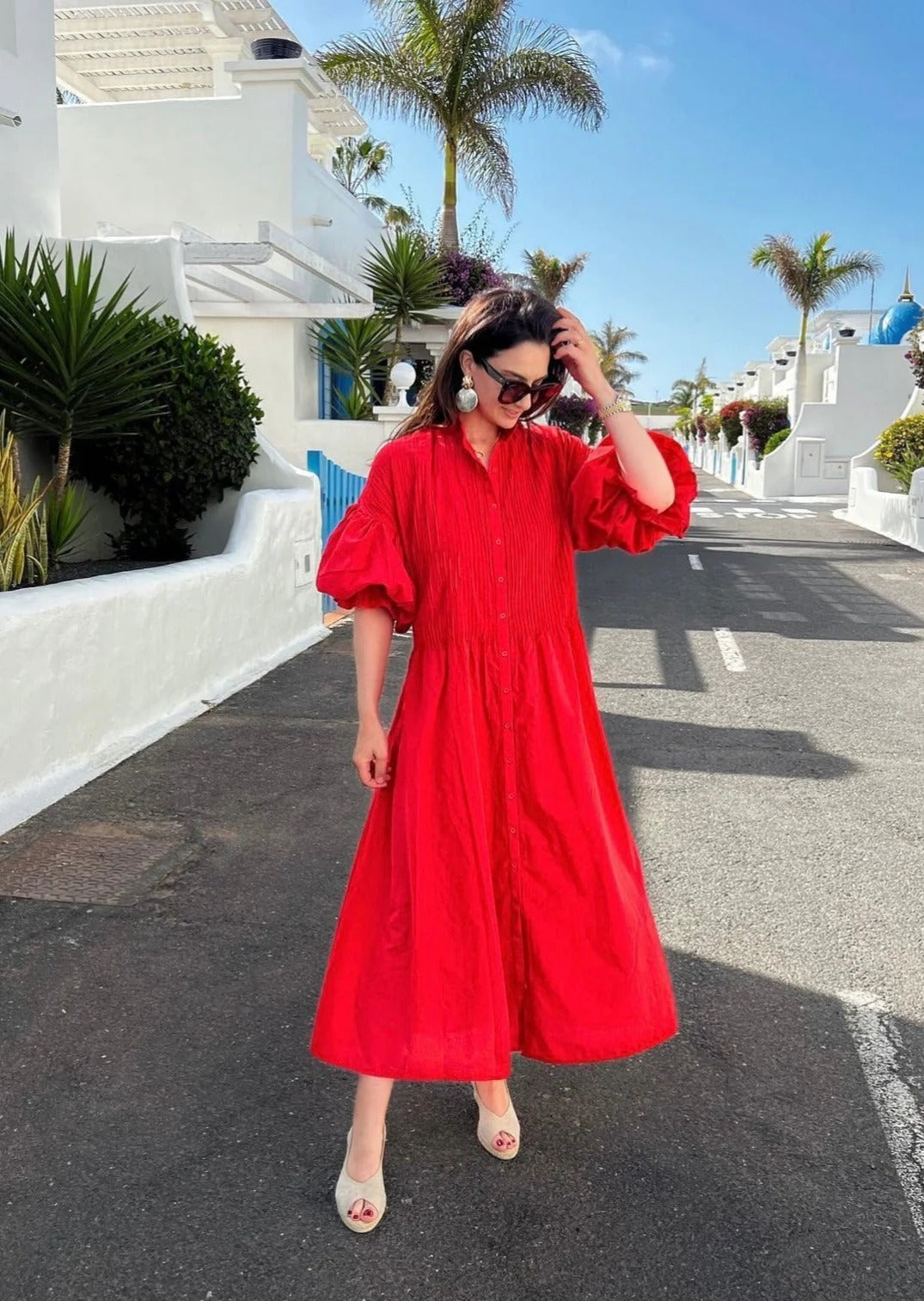 Vestido rojo elegante para mujer, estilo seductor. Ideal para fiestas, celebraciones y eventos formales de noche.