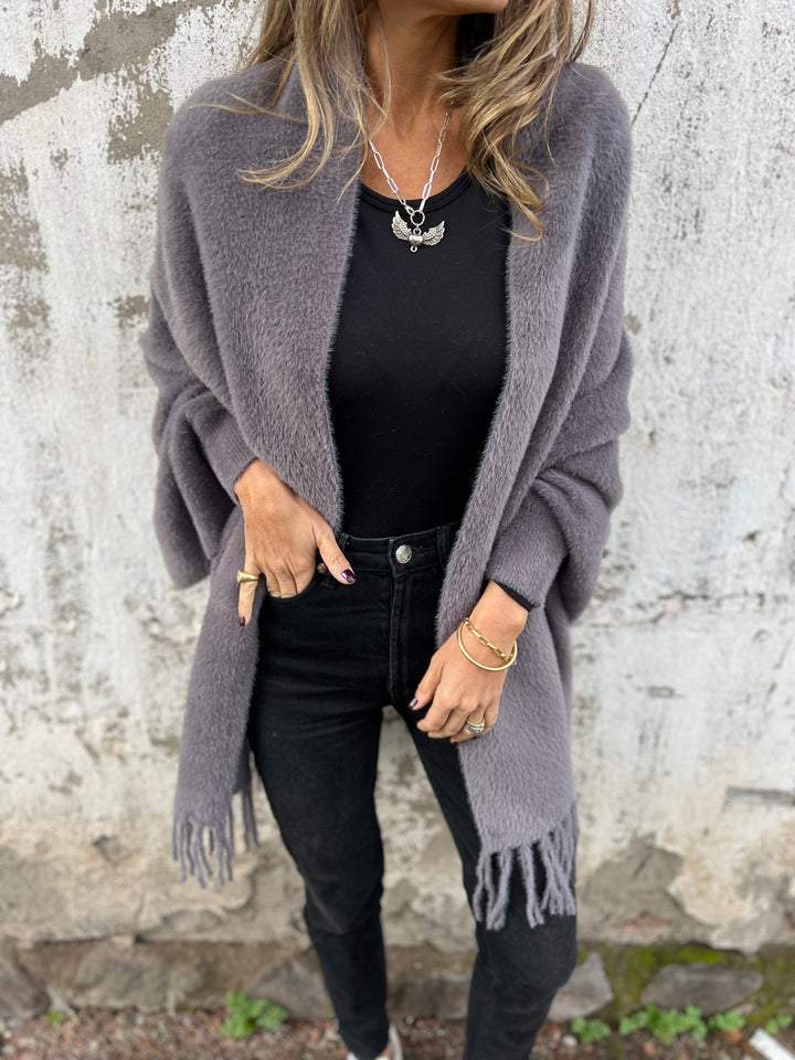 Abrigo largo cálido de mujer con flecos MILA. Perfecto para el invierno elegante.