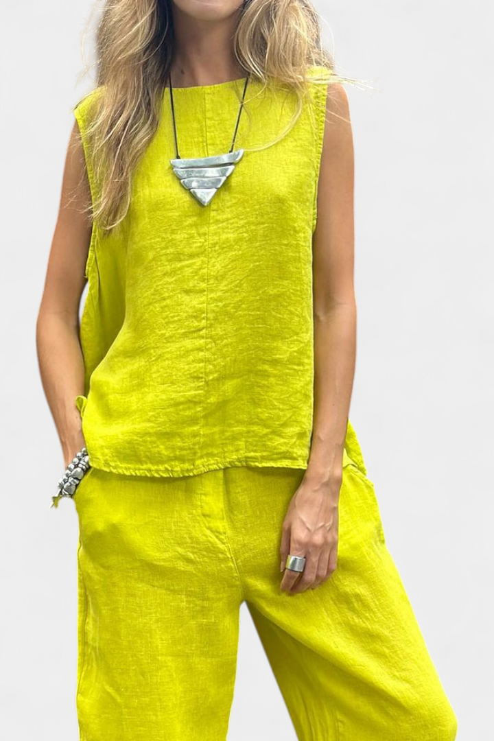 Mujer vistiendo conjunto Leona de lino casual: chaleco sin mangas y pantalón holgado. Estilo y frescura verano.