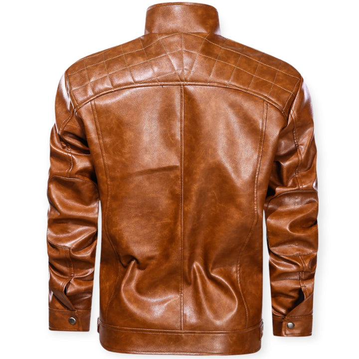 Hombre modelando chaqueta elegante con bolsillos. Ideal para un look casual de invierno. Moda y funcionalidad combinadas.