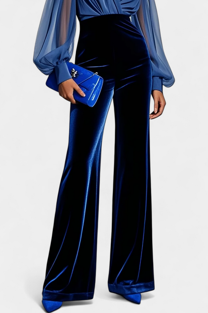 Mono de mujer azul vibrante, diseño elegante con escote en V profundo y pernera ancha fluida.