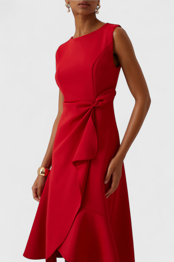 Elegante vestido midi asimétrico con detalle drapeado, perfecto para mujer moderna.