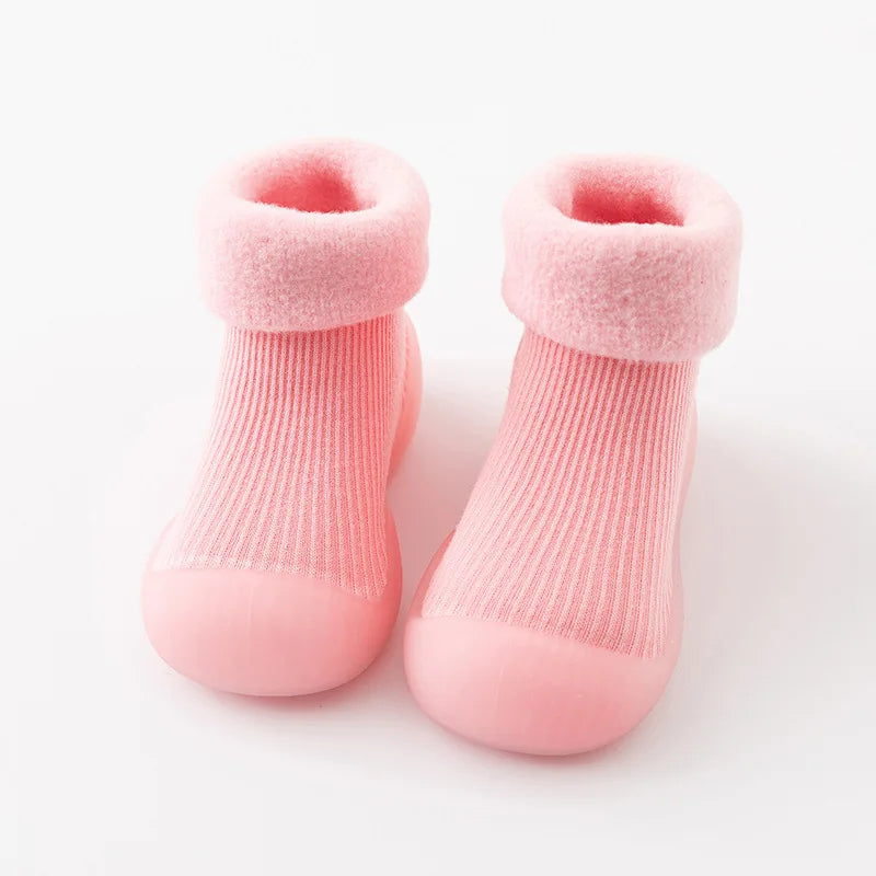 Protección y estabilidad para los pies del bebé con estos calcetines-zapatos antideslizantes y cálidos.