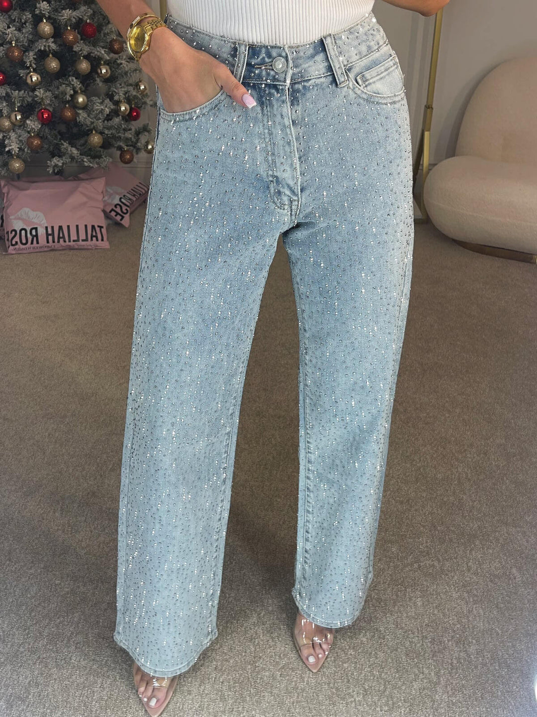Vaqueros deslumbrantes para mujer, estilo glamour con brillo sutil. Jeans de cintura alta, comodidad y moda para la noche.