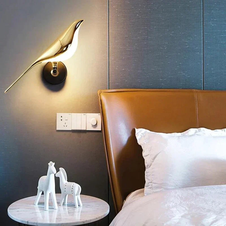 Luz de pared moderna y dorada con motivo de colibrí, añade un toque sofisticado a cualquier espacio del hogar.