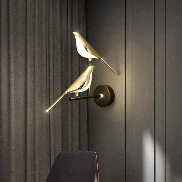 Iluminación de pared moderna: lámpara dorada colibrí, aplique elegante que aporta estilo y luz al hogar.