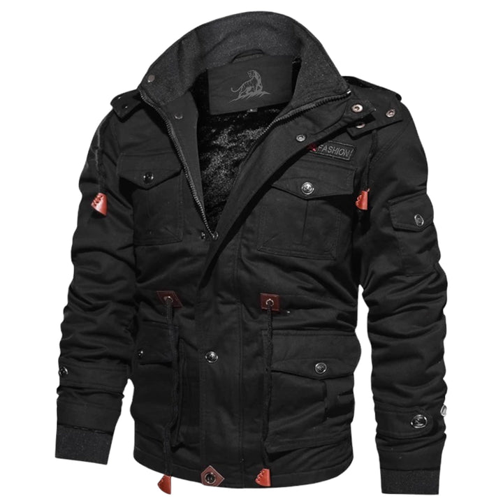 Hombre con chaqueta táctica resistente, senderismo y aventura. Protección viento, múltiples bolsillos. Ideal exteriores.