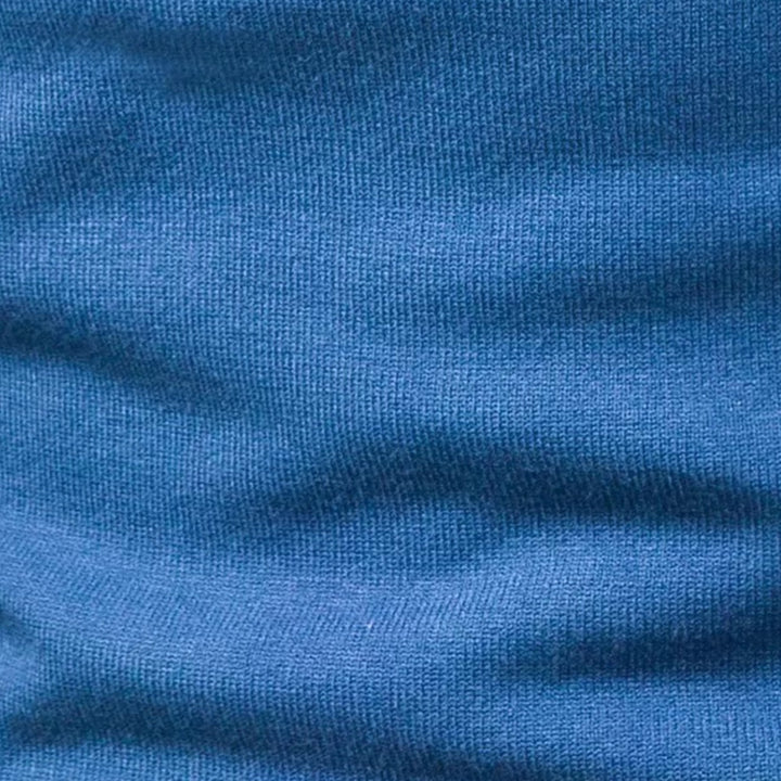 Jersey de cuello alto slim fit para hombre, prenda esencial que combina elegancia y calidez para el invierno.