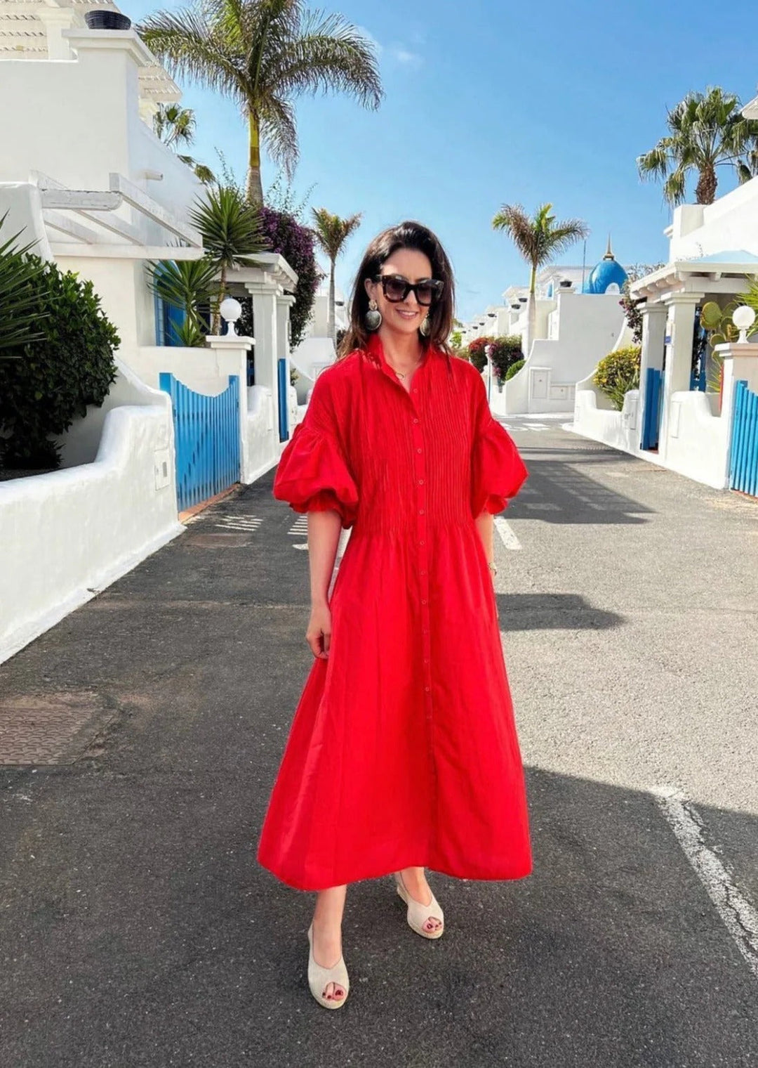 Vestido de fiesta rojo para mujer, con un diseño chic y formal. Moda femenina impactante para eventos de noche.