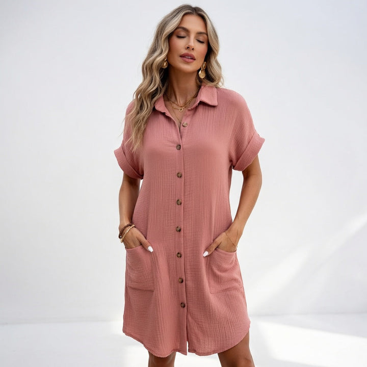 Vestido camisero de mujer con silueta fluida, un estilo elegante y casual para cualquier ocasión.