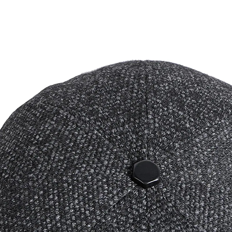 Gorra plana de hombre en marrón, estilo casual vintage y elegante para un look versátil de invierno.