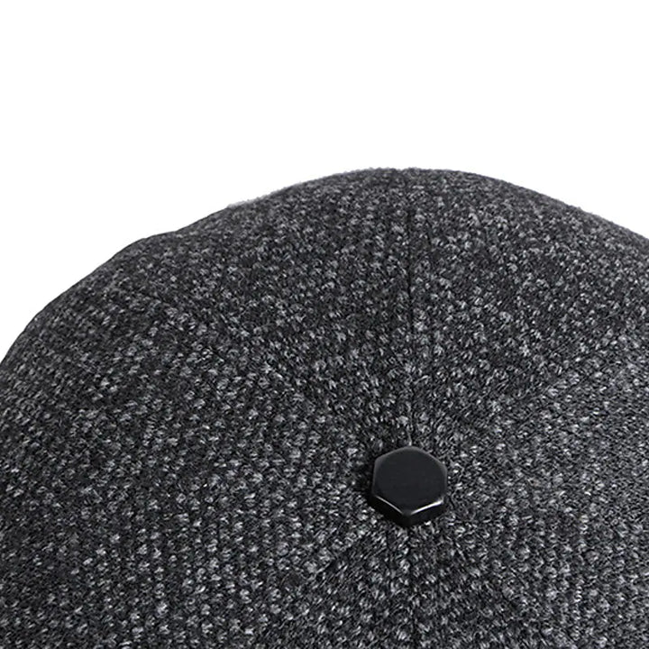 Gorra plana de hombre en marrón, estilo casual vintage y elegante para un look versátil de invierno.