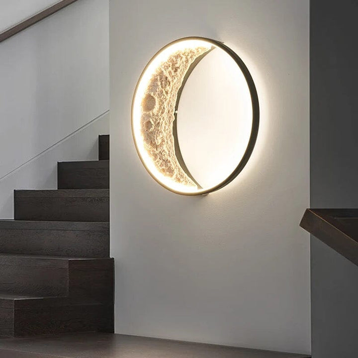 Aplique de pared minimalista con iluminación LED. Diseño creciente, ideal para decoración interior moderna.
