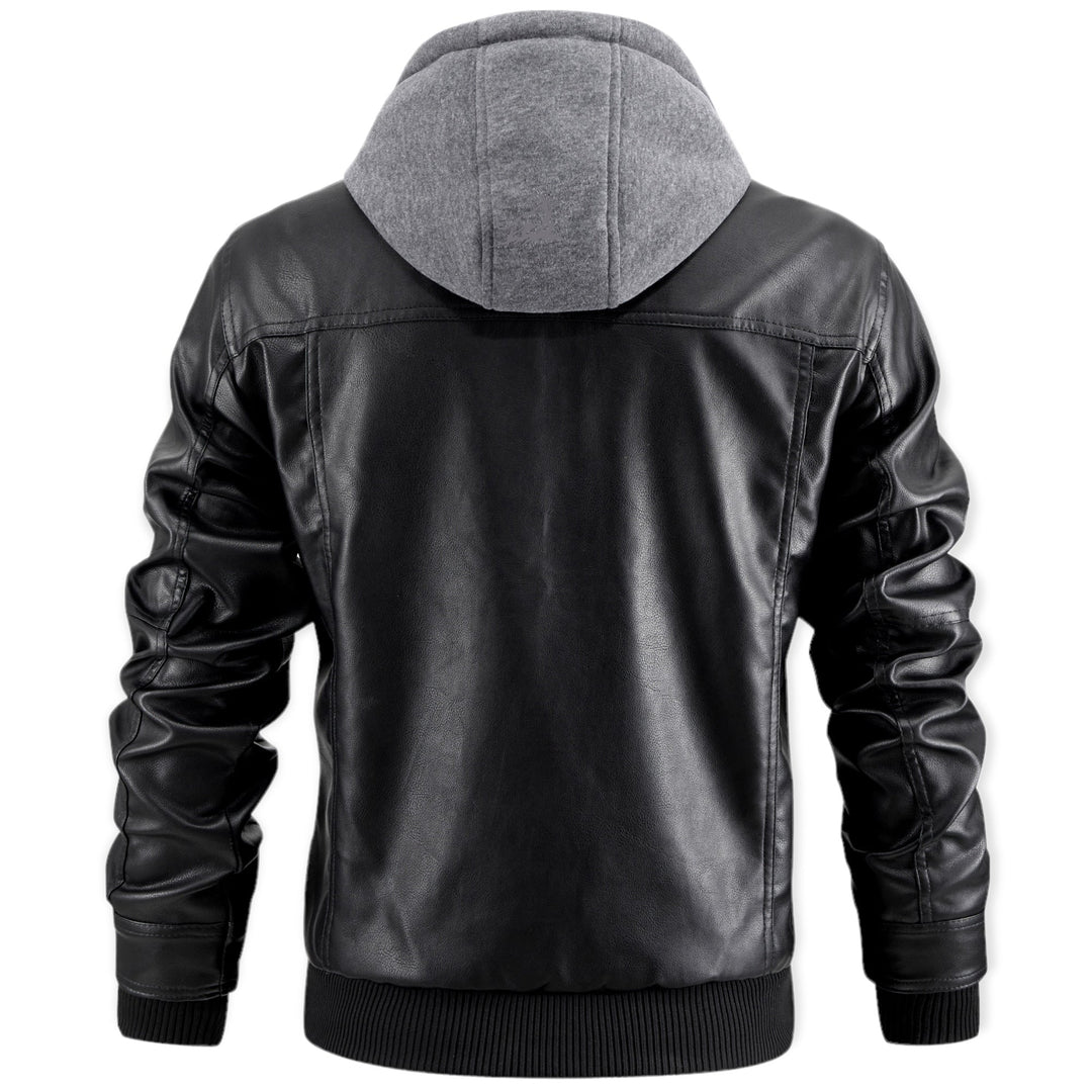 Hombre posando con chaqueta urbana moderna con capucha y cremallera, estilo elegante y casual.