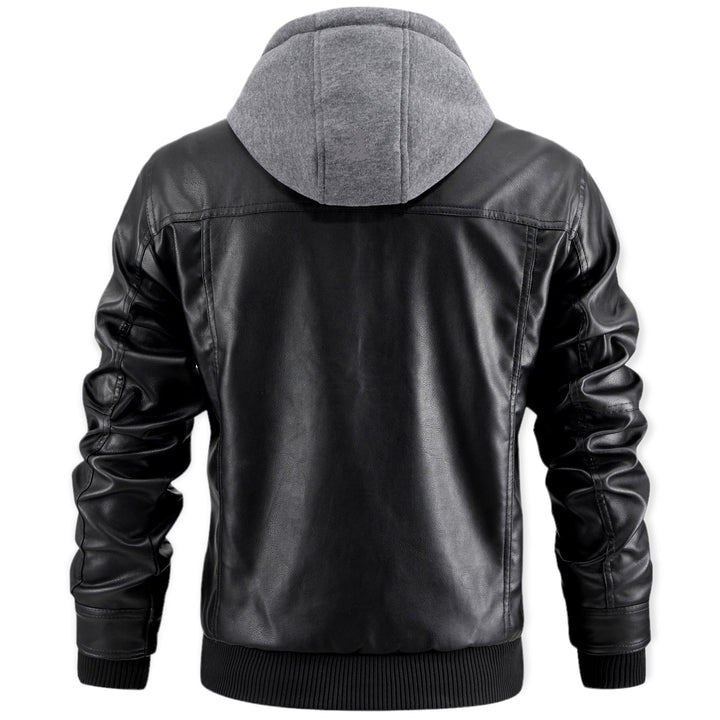 Hombre posando con chaqueta urbana moderna con capucha y cremallera, estilo elegante y casual.