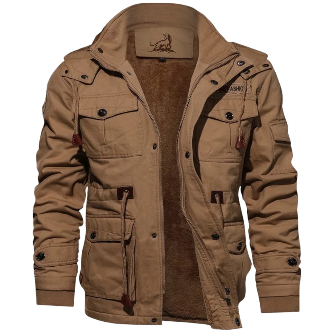 Detalle de chaqueta táctica para hombre: bolsillos funcionales y material resistente al desgaste. Perfecta exteriores.