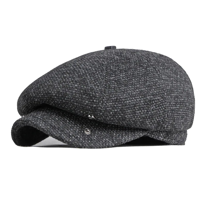 Caballero luciendo gorra plana gris de estilo vintage, accesorio perfecto para un look casual de otoño.