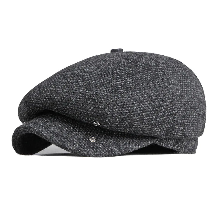 Caballero luciendo gorra plana gris de estilo vintage, accesorio perfecto para un look casual de otoño.