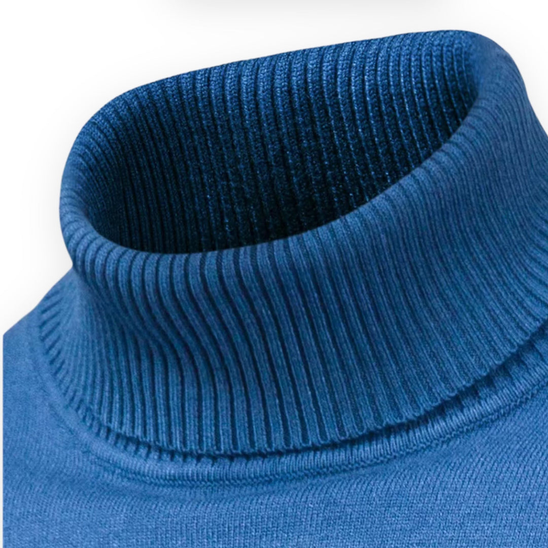 Silueta esbelta con este jersey de cuello alto slim fit de hombre, ideal para el frío invernal.