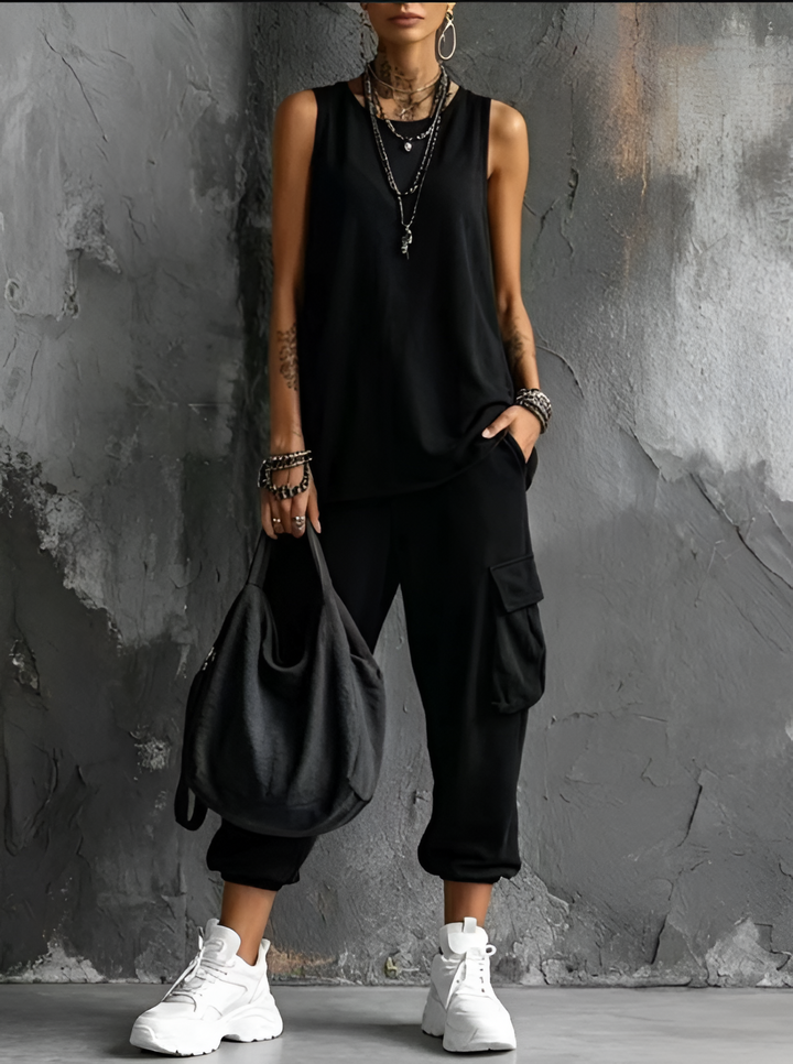 Versátil conjunto casual de mujer: top sin mangas y pantalón cargo, perfecto para el día a día.