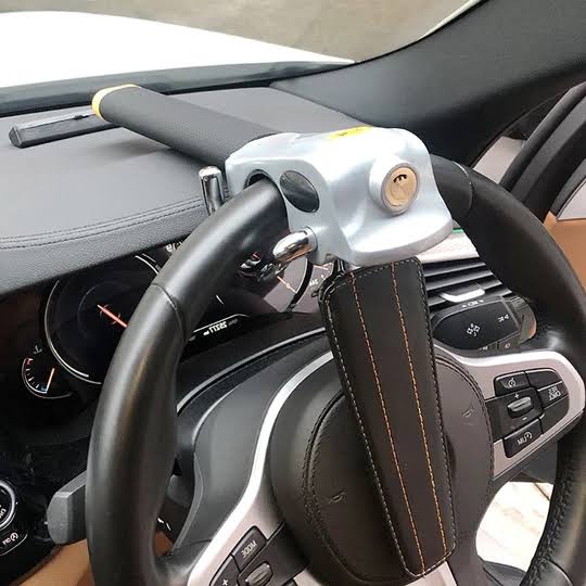 Barra de seguridad antirrobo para volante de automóvil. Protección duradera y ajustable, accesorio esencial para tu coche.