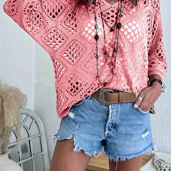 Elegante top de mujer bohemio de crochet calado, escote V, para un look fresco y moderno de verano.