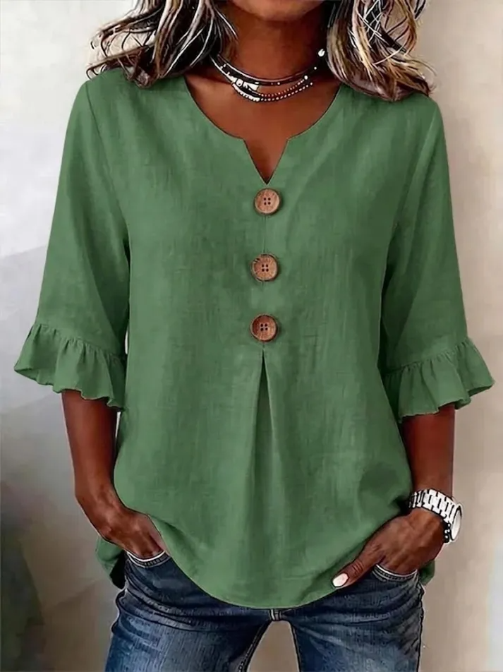 Blusa fluida de mujer con cuello V, botones y manga midi, perfecta para comodidad y un look diario versátil.