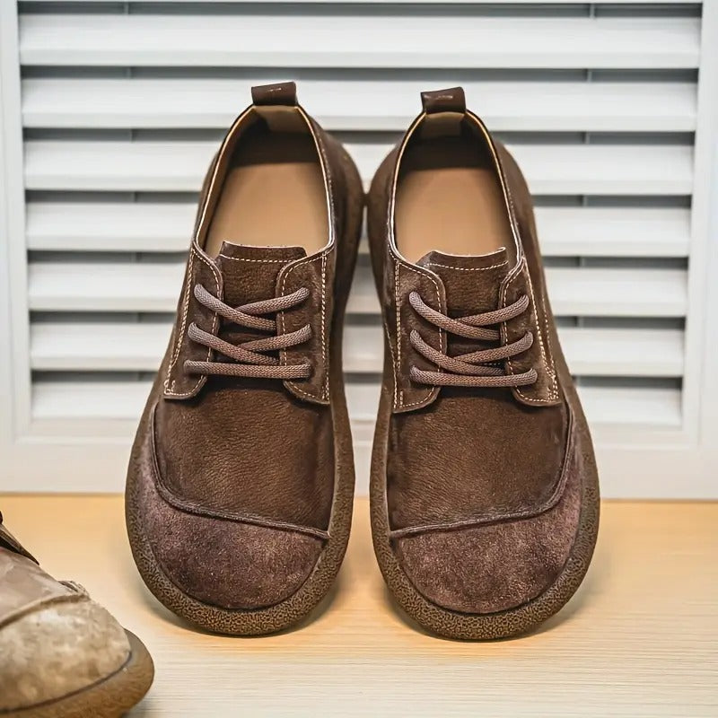 Calzado ortopédico marrón para hombre, estilo clásico y ajuste cómodo para cualquier actividad.