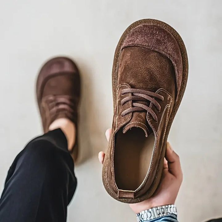 Zapatos de hombre ortopédicos marrones, ideales para diario con ajuste cómodo y estilo.