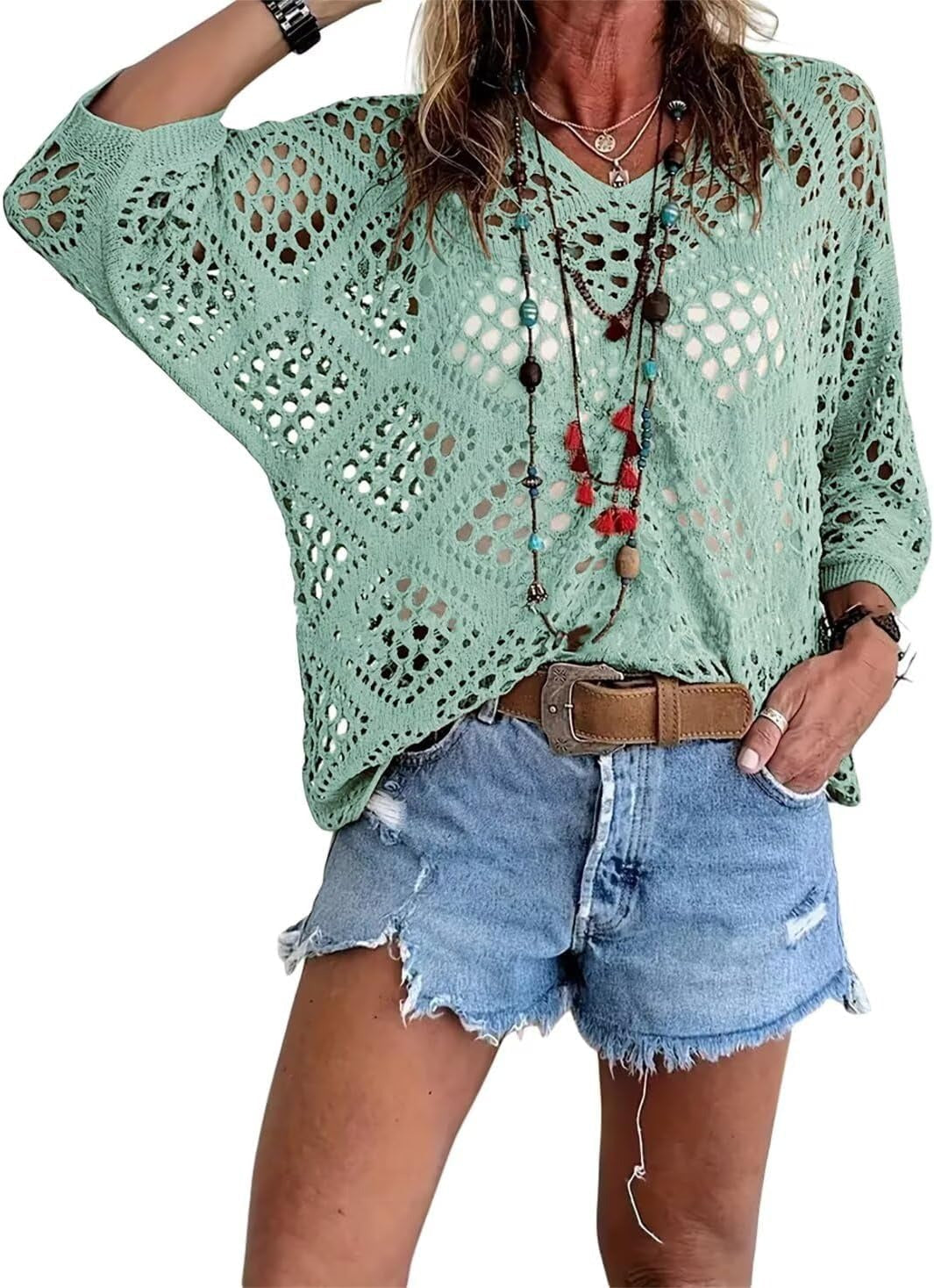 Top de mujer con escote V y tejido de crochet calado, look bohemio para vacaciones de verano.