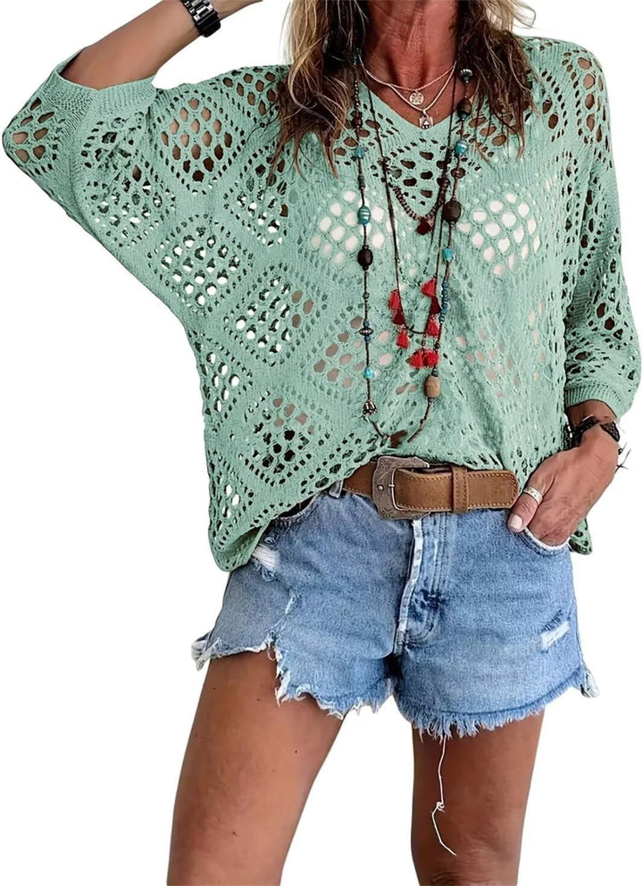 Top de mujer con escote V y tejido de crochet calado, look bohemio para vacaciones de verano.