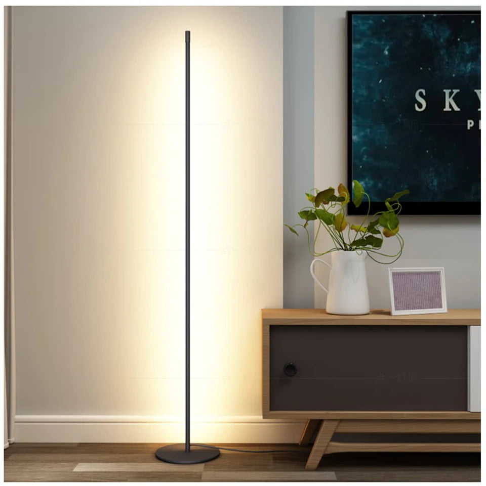 Lámpara de pie LED regulable, diseño minimalista de tubo delgado, ideal para iluminación de sala o dormitorio.