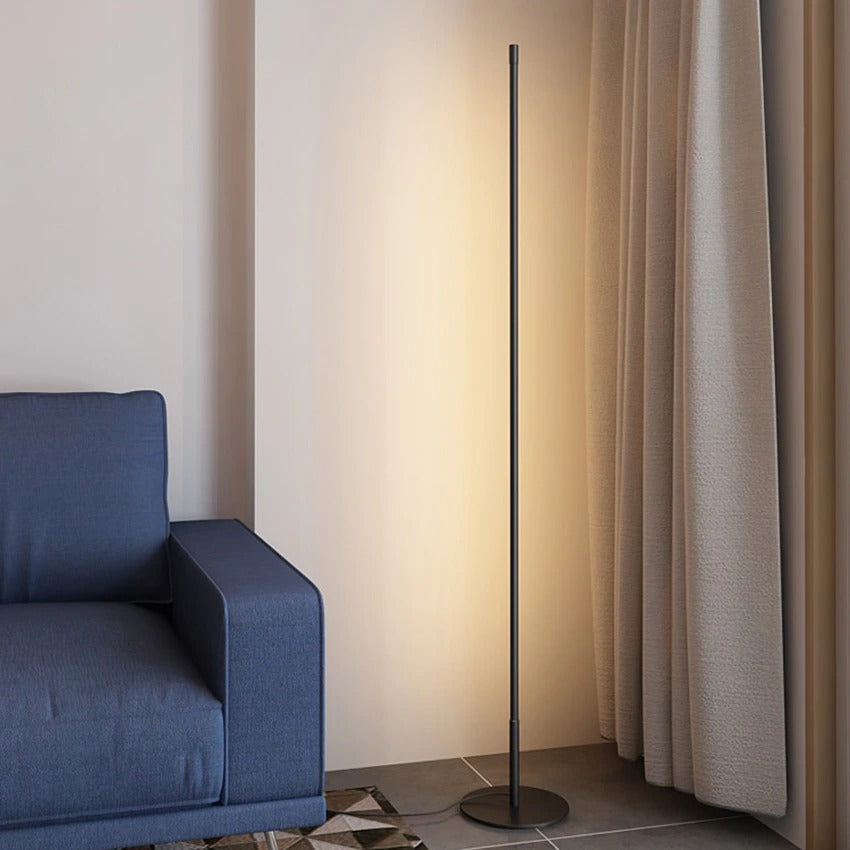 Lámpara de pie LED con tubo delgado de aluminio y base circular. Iluminación moderna y minimalista para tu hogar.