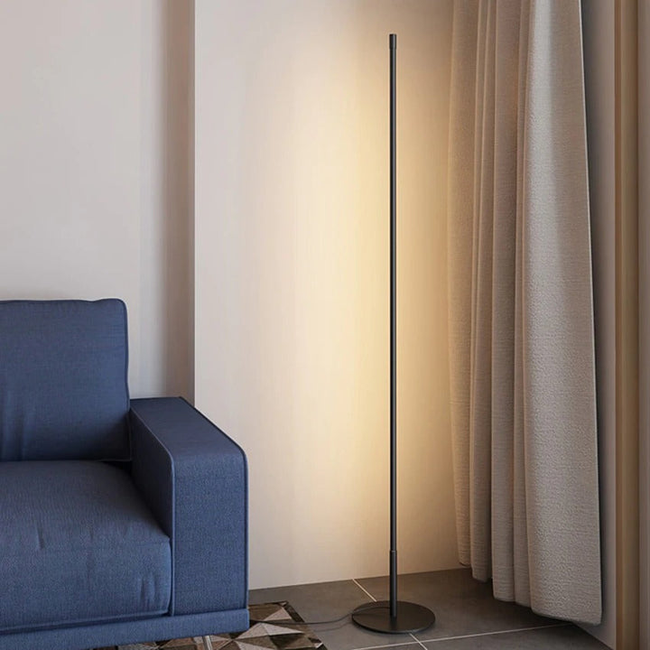 Lámpara de pie LED con tubo delgado de aluminio y base circular. Iluminación moderna y minimalista para tu hogar.