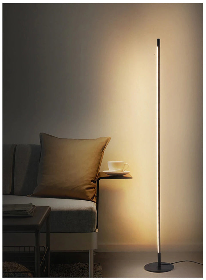 Lámpara de pie LED minimalista, tubo delgado de aluminio, luz regulable, eficiencia energética para sala o dormitorio.