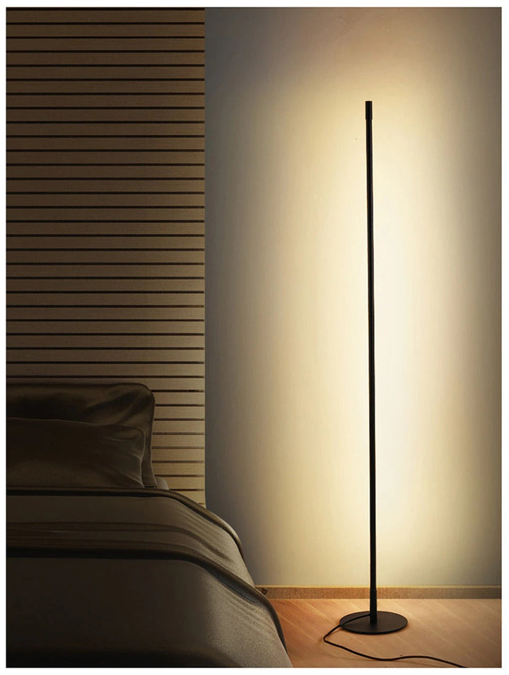 Moderna lámpara de pie LED de tubo delgado y base circular. Iluminación minimalista de bajo consumo para tu espacio.