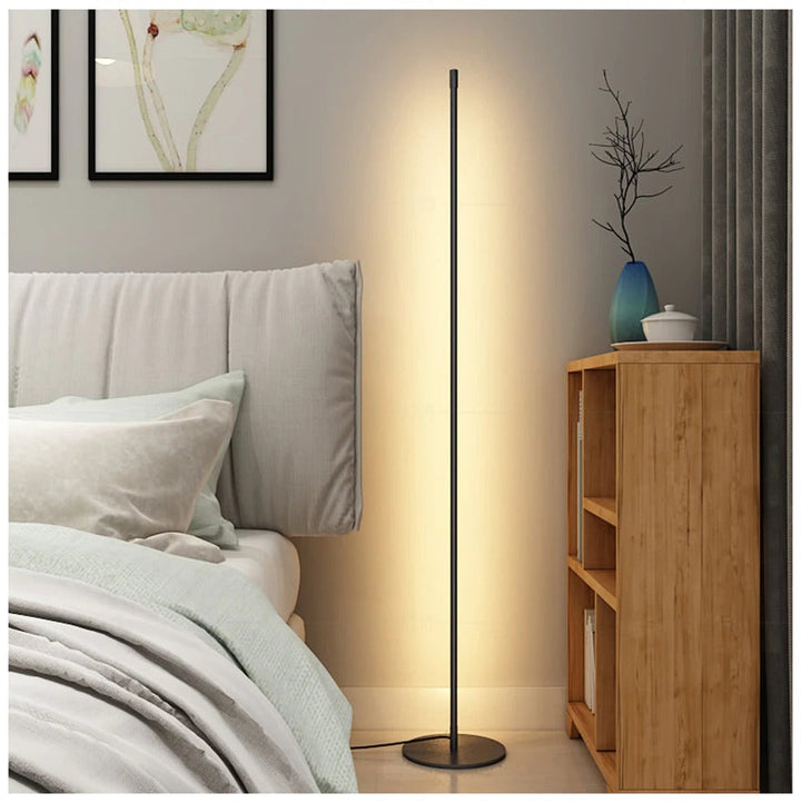 Lámpara de pie LED minimalista, tubo delgado de aluminio, luz regulable y eficiencia energética para sala moderna.