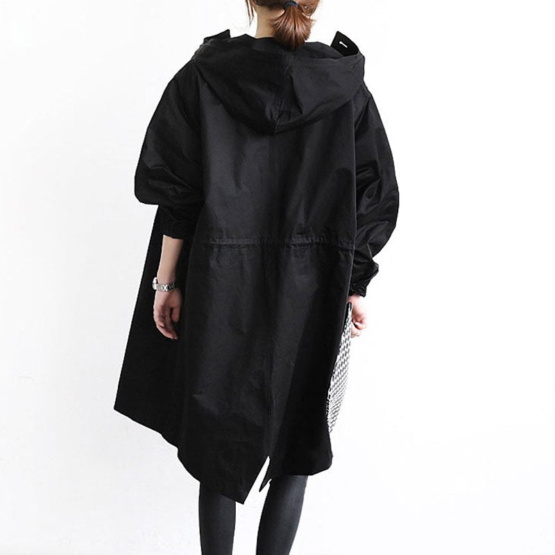 Detalle de cuello en gabardina impermeable para mujer, diseño clásico y elegante, ideal para otoño y primavera.