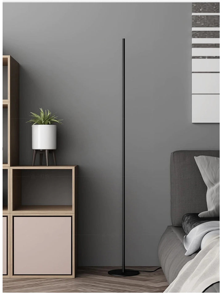 Luz LED de alta eficiencia en lámpara de pie minimalista, tubo delgado de aluminio para sala, dormitorio o estudio.