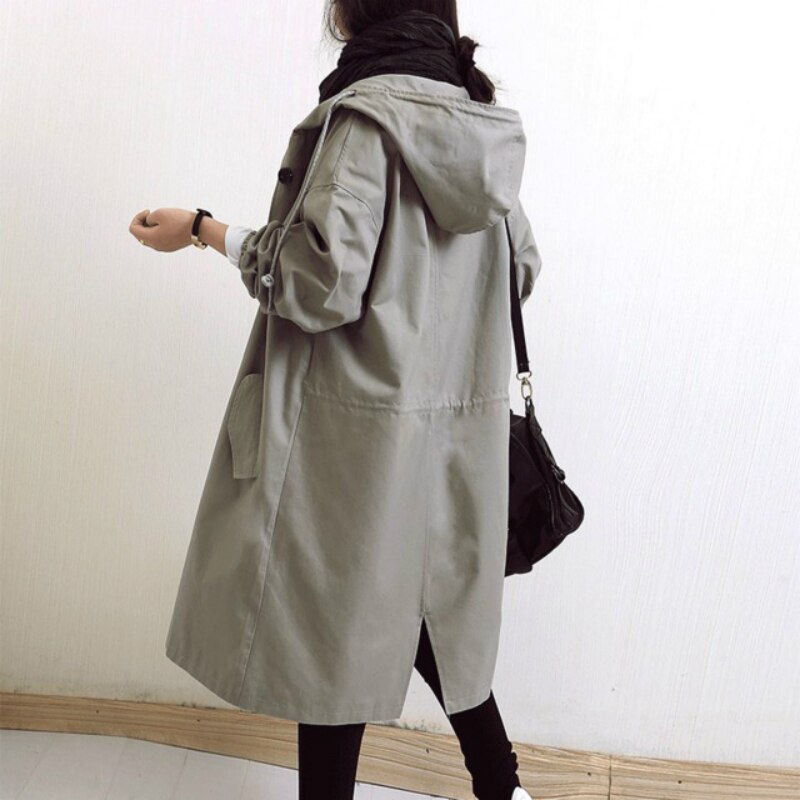 Cinturón ajustable en gabardina impermeable de mujer, realzando la silueta y añadiendo un toque elegante.