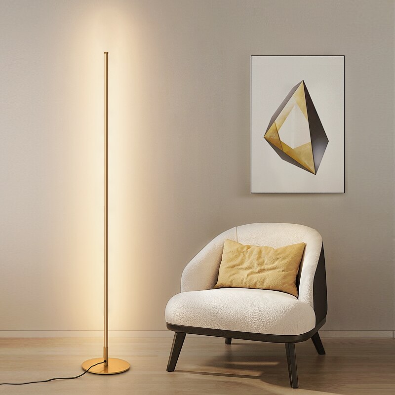 Lámpara de pie de aluminio con luz LED, tubo delgado y base estable, perfecta para ambientes modernos y eficientes.