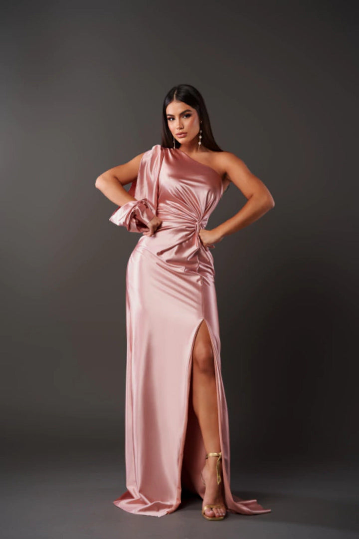 Vestido de noche asimétrico con drapeado, silueta estilizada femenina.