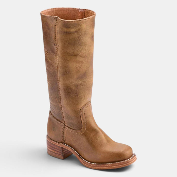 Moda otoño: botines de mujer con tacón ancho. Calzado cómodo y versátil con costuras decorativas.