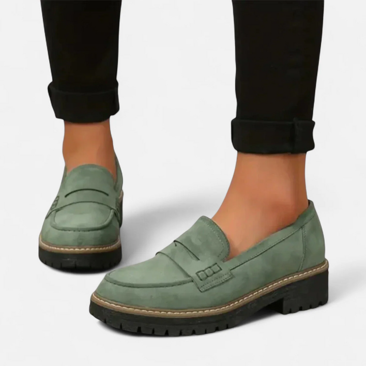 Zapatos mocasines de mujer elegantes para oficina y look casual. Calzado versátil que aporta confort y estilo en cada paso.