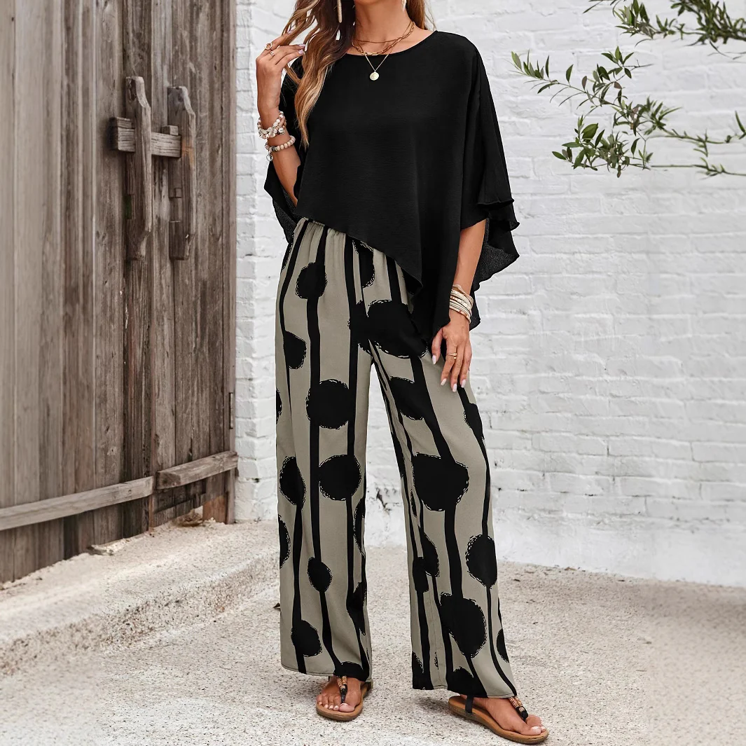 Pantalón fluido negro y top moderno. Conjunto de dos piezas para mujer, ideal para un look casual elegante.
