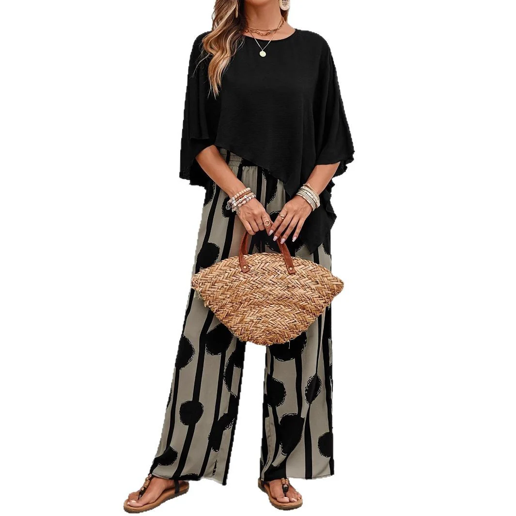 Conjunto elegante de dos piezas para mujer, top moderno y pantalón fluido negro. Moda versátil femenina.