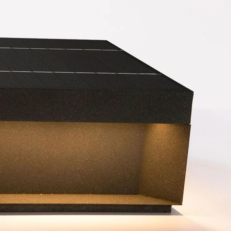 Luz de camino solar LED cuadrada. Diseño moderno y resistente, ideal para seguridad y ambiente cálido.